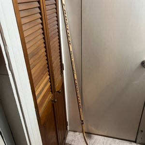 Senior Frontier Right Handed Wood Hockey Stick Heel Pattern 85 Flex (Used)