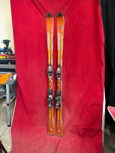 Skis: Atomic Beta Carv C:9 18 skis , 170cm. Bindings: Atomic Device 412 bindings, Binding Range: 271