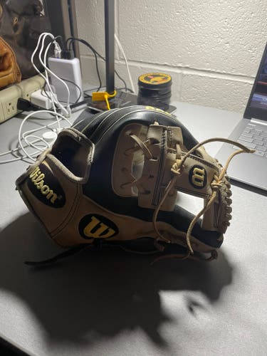 Wilson A2000 RH Infield Baseball Glove 11.5" Black and Blonde WITH MLB LOGO