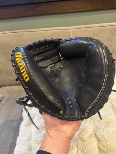 Mizuno RH Catcher's Glove 33.5" (Used)