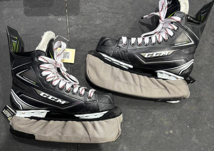 Intermediate CCM Ribcor 76K Hockey Skates Regular Width Size 5 (New)