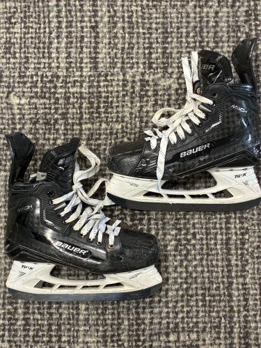 Intermediate Bauer Supreme Mach Hockey Skates 6 (Used)