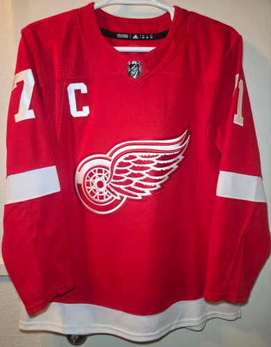 Detroit Red Wings Dylan Larkin Adidas Authentic Home Jersey Size 50