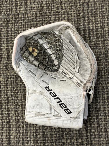 Junior Bauer Supreme M5 Pro Goalie Glove I Regular (Used)