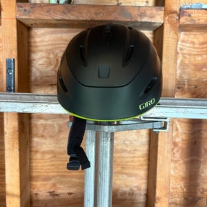 Unisex Medium Giro Helmet (Used) FIS Legal