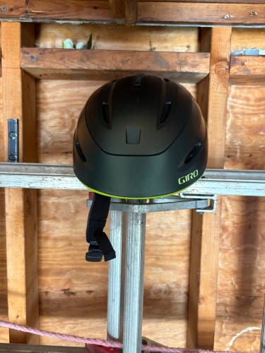 Unisex Medium Giro Helmet (Used) FIS Legal