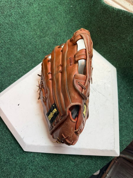 Wilson A2000 RH Outfield Baseball Glove 12.5" (Used)