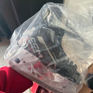 CCM Hockey Skates Regular Width 6 (New)