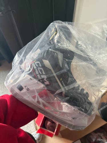 CCM Hockey Skates Regular Width 6 (New)