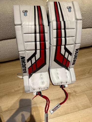 33" Vaughn Velocity VE8 Pro Carbon Goalie Leg Pads (Used)