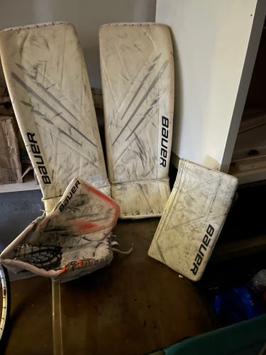 Bauer Hyperlite pads and Glove -Machine Blocker full right