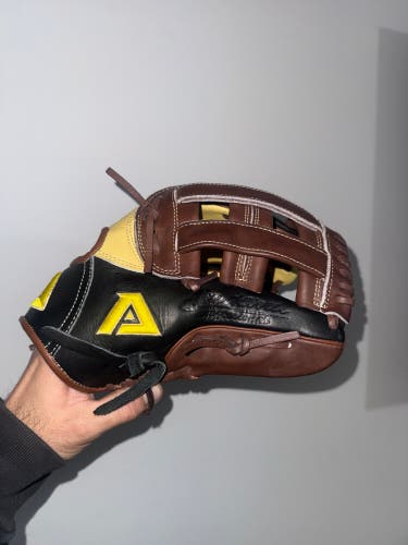Akadema AFl11 RH Infield Baseball Glove 12" torino custom (Used)