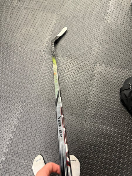Junior Bauer Vapor Hyperlite 2 Right Handed Hockey Stick P88 55 Flex (Used)