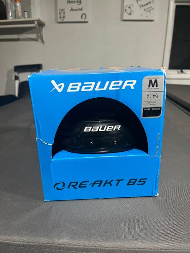 Medium Bauer Re-Akt 85 Helmet (New)