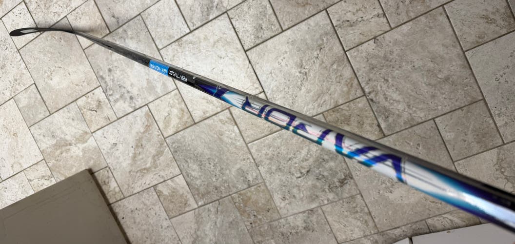 Senior Bauer Vapor FlyLite Right Handed Hockey Stick P28 77 Flex (New)