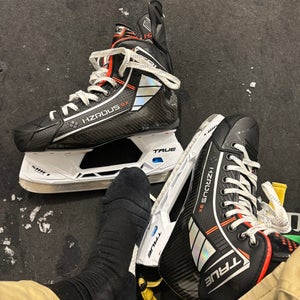 2023 True HZRDUS 9x Hockey Skates Regular Width 8 (Used)