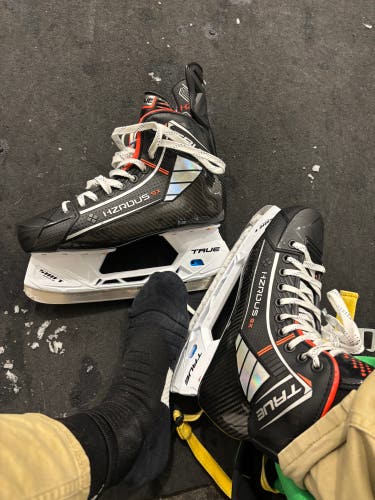 2023 True HZRDUS 9x Hockey Skates Regular Width 8 (Used)
