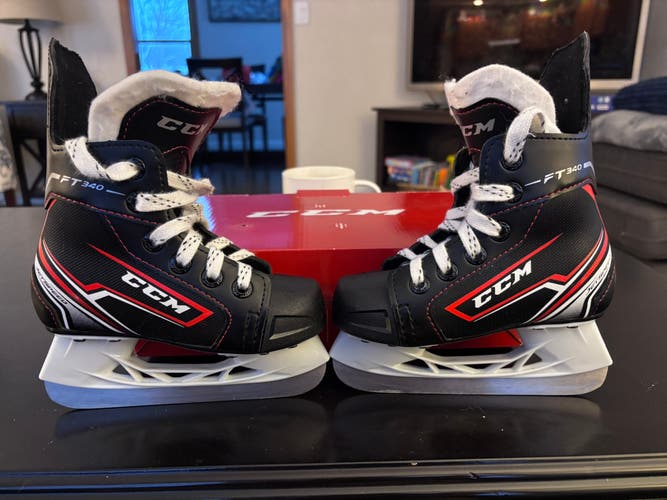 CCM JetSpeed Youth Hockey Skates 9 (Used)