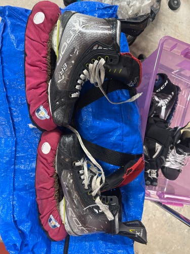 2021 Bauer Vapor Hyperlite Hockey Skates Size 5.5 Fit 2