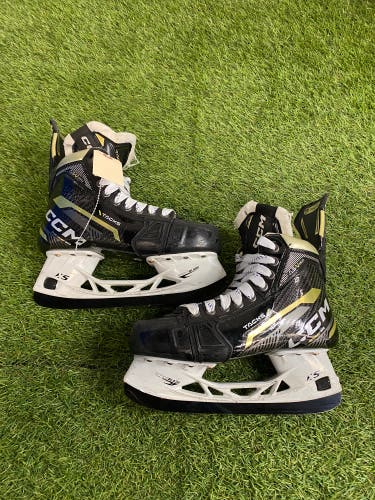 Intermediate CCM AS-V Pro Hockey Skates Wide Width Size 5.5 (Used)