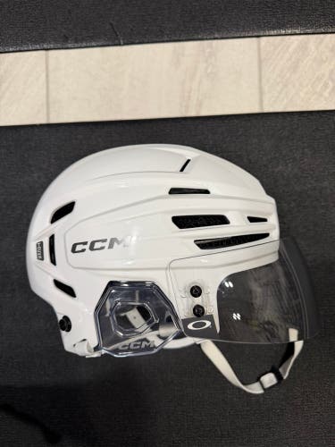 Medium CCM Tacks 920 Helmet (Used)