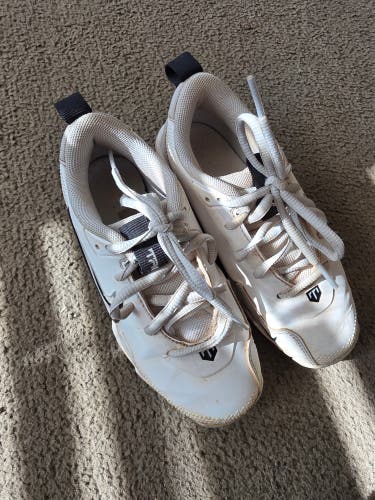 White Kid's 12K (Little Kids) Youth Nike Low Top Molded Cleats (Used)