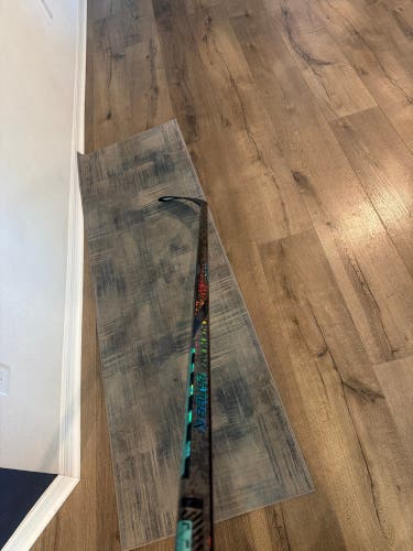 Senior Bauer Twitch Right Handed Hockey Stick P28 77 Flex (New)