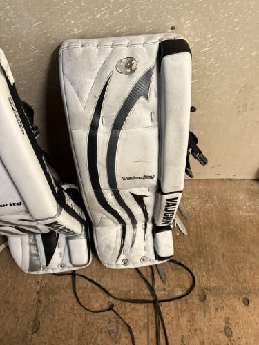 27" Vaughn velocity 7480 Goalie Leg Pads (Used)