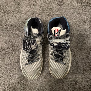 Men's Size M 9.0 (W 10.0) Nike Kyrie 2 Shoes (Used)