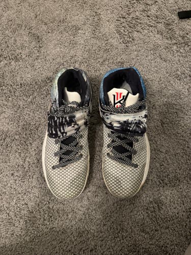 Men's Size M 9.0 (W 10.0) Nike Kyrie 2 Shoes (Used)