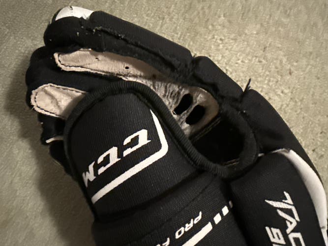 CCM Tacks 9060 Gloves 15" (Used)