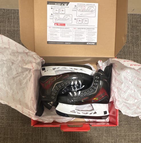 2025 CCM JetSpeed FT8 Pro Hockey Skates Regular Width 9 (New)