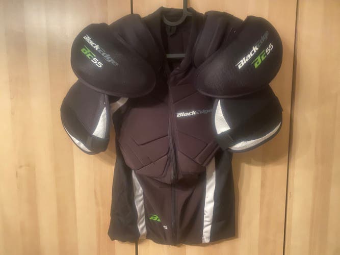 Men's Small Blackedge BE 55 Shoulder Pads