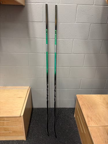 (2 pack) Senior CCM JetSpeed FT8 Pro Right Handed Hockey Stick P28 70 Flex Pro Stock (New)