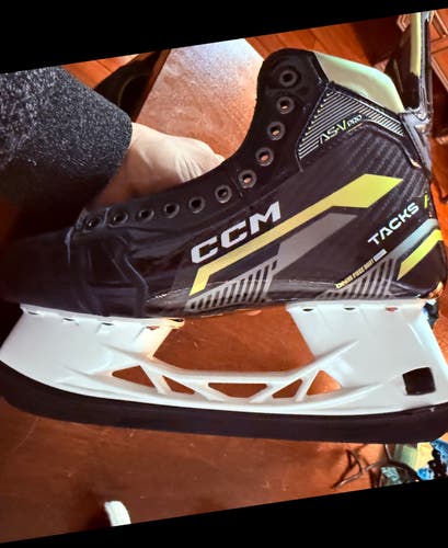 CCM AS-V Pro Right Hockey Skate Wide Width 9 (New)