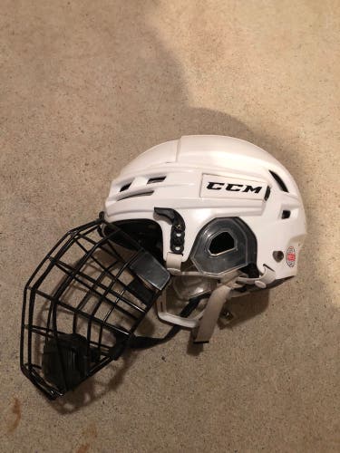 Medium CCM Tacks 910 Helmet (Used)