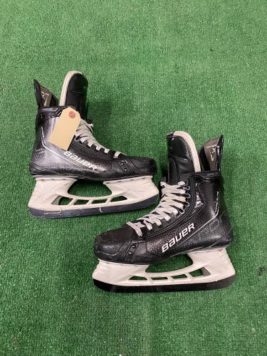 Intermediate Bauer Vapor Hyperlite Hockey Skates Regular Width 6.5 (Used)