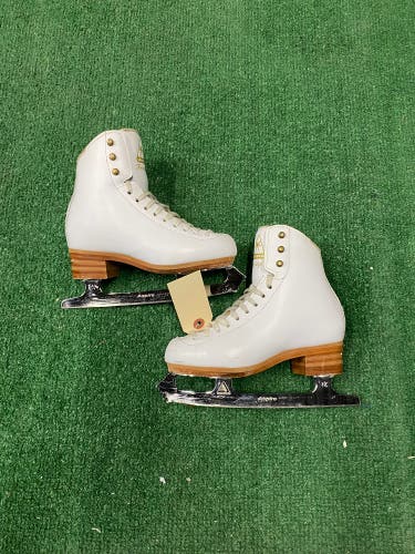 Jackson Ultima Freestyle Figure Skates | Junior 1B (Used)
