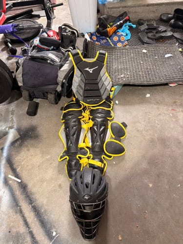 Black/Yellow Mizuno Samurai Catcher's Set (Used)