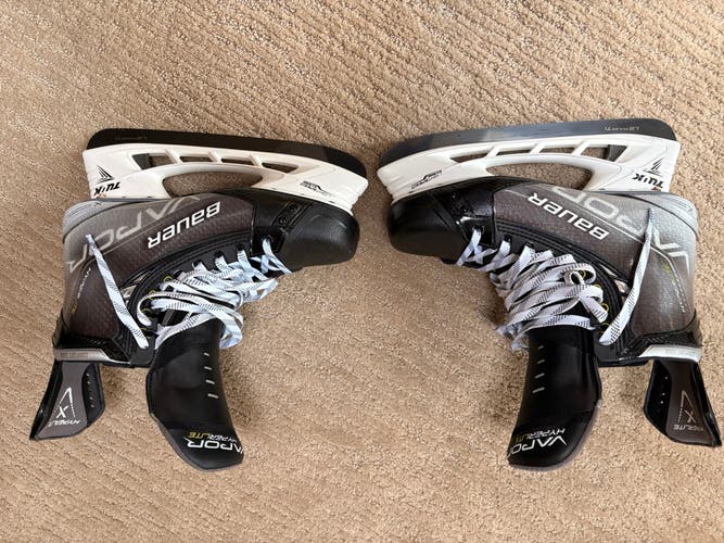 2021 Bauer Vapor Hyperlite Hockey Skates Regular Width 9 (Used)