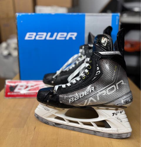Bauer Vapor HyperLite Hockey Skates - Senior 7 (Good Condition)