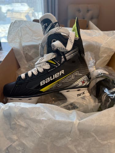 Junior New Bauer Vapor X4 Hockey Skates Regular Width Size 2.5