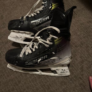 2023 Bauer Vapor Hyperlite 2 Hockey Skates Regular Width 7.5 (Used)