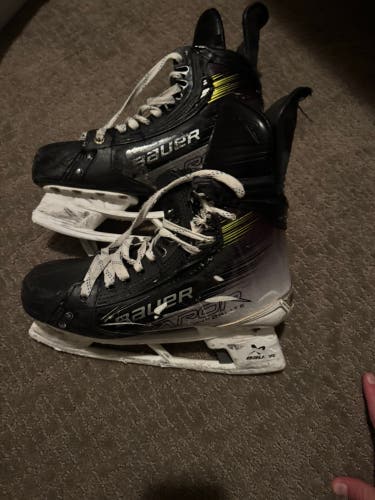 2023 Bauer Vapor Hyperlite 2 Hockey Skates Regular Width 7.5 (Used)