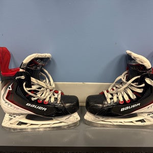 2025 Bauer Vapor Fly30 Hockey Skates Regular Width Size 3.5 (Used)