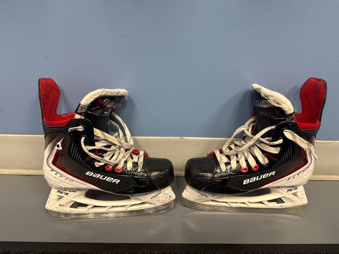 2025 Bauer Vapor Fly30 Hockey Skates Regular Width Size 3.5 (Used)