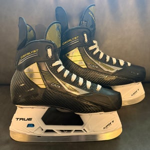 2022 True Catalyst 9 Hockey Skates Regular Width Size 5.5 (Used)