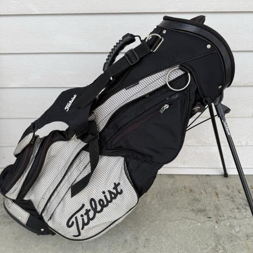 Titleist 6 Way Dividers Carry Stand Golf Bag Dual Straps Black and Light Gray