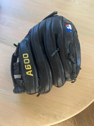 Wilson A600 RH Infield Baseball Glove 11.75" (Used)