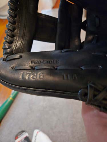 2025 Wilson RH Infield A2000 Baseball Glove 11.5" (Used)